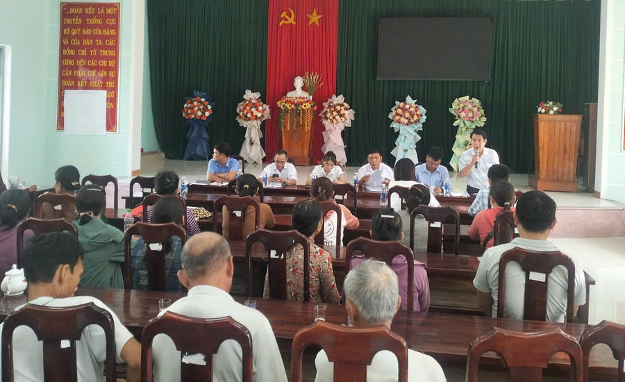 Tổ công tác giải phóng mặt bằng tổ chức tuyên truyền, giải thích cho người dân tại xã Bình Hiệp. Ảnh: Hải Yến giai-phong-mat-bang.jpg