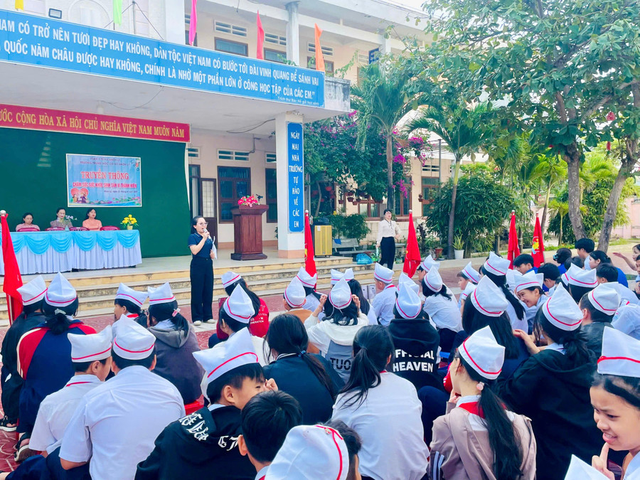 Tuyên truyền về sức khỏe sinh sản vị thành niên cho học sinh bậc THCS trên địa bàn Quy Nhơn. Ảnh: ĐVCC tuyen-truyen-suc-khoe.jpg
