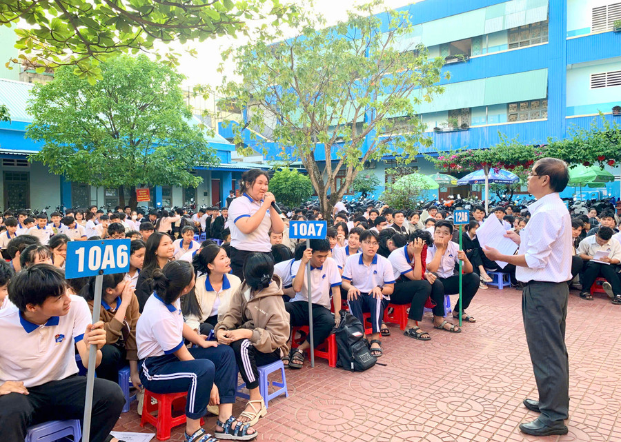 Trung tâm Y tế Quy Nhơn phối hợp với các trường THPT trên địa bàn tổ chức truyền thông, tư vấn về sức khỏe sinh sản, tình dục an toàn, phòng tránh HIV/AIDS. Ảnh: ĐVCC suc-khoe-sinh-san.jpg