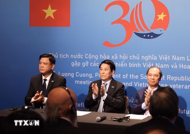 Chủ tịch nước Lương Cường gặp gỡ các cựu chiến binh Việt Nam và Hoa Kỳ. (Ảnh: Lâm Khánh/TTXVN)