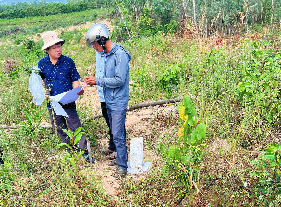 Ban Quản lý dự án các công trình giao thông và dân dụng tỉnh bàn giao cọc mốc cho các xã. Ảnh: Hải Yến du-an-cong-trinh.jpg