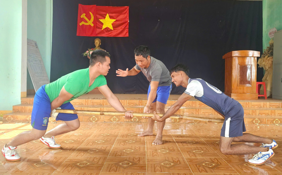 Các vận động viên trẻ ở xã Ia Băng tập luyện môn đẩy gậy để tham gia thi đấu. Ảnh: R'Ô Hok thi-day-gay.jpg