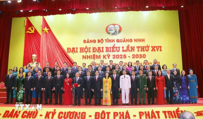 Ban Chấp hành Đảng bộ tỉnh Quảng Ninh khóa XVI ra mắt. (Ảnh: Văn Đức/TTXVN) Ban Chấp hành Đảng bộ tỉnh Quảng Ninh khóa XVI ra mắt. (Ảnh: Văn Đức/TTXVN)