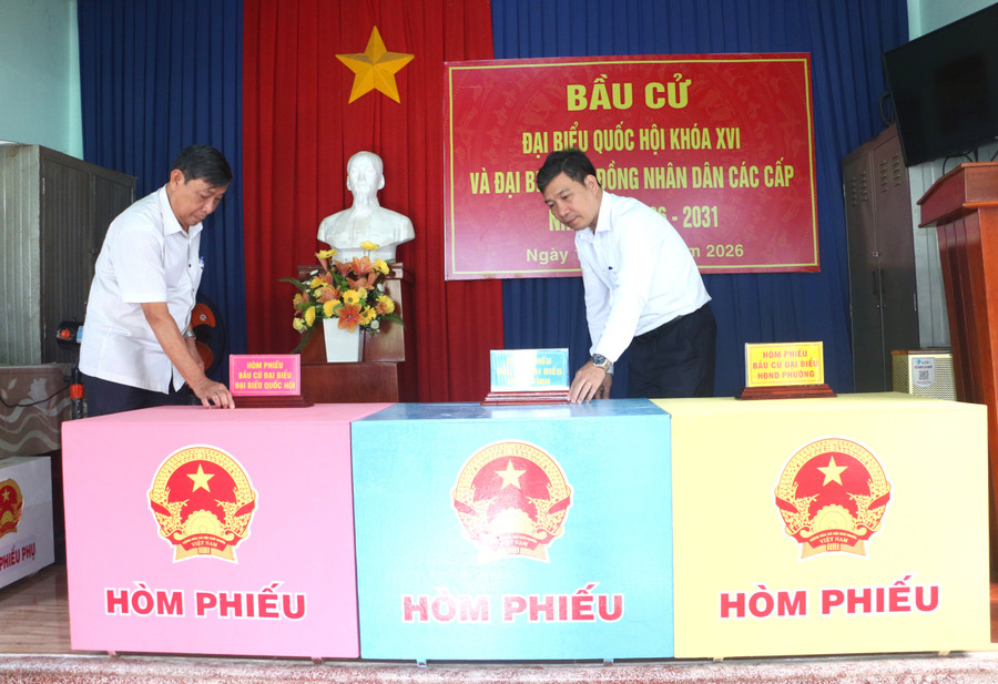 bi-thu-dang-uy-phuong-binh-dinh-dao-xuan-huy-phai-kiem-tra-cong-tac-chuan-bi-tai-don-vi-bau-cu-so-8-quang-tan.jpg