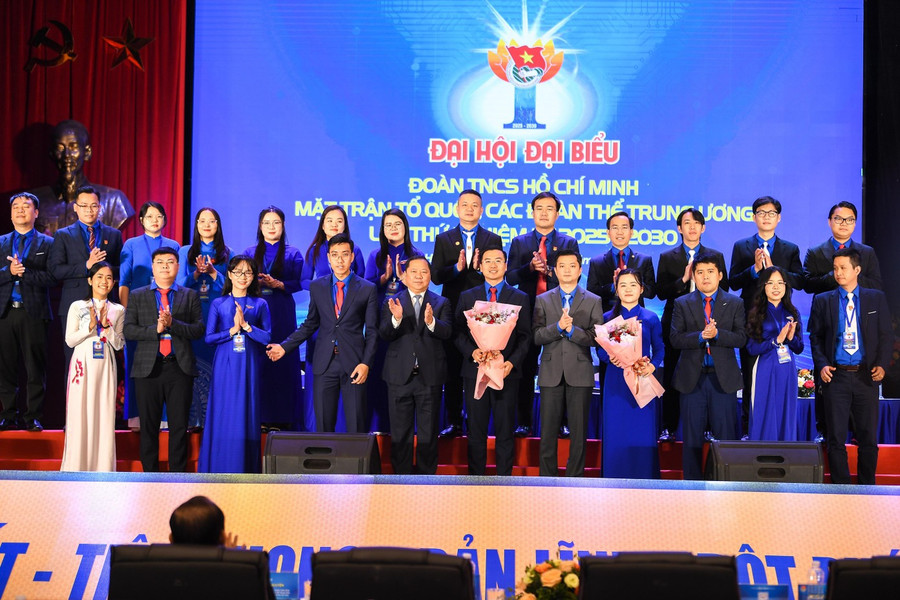 Ông Nguyễn Phi Long - Ủy viên dự khuyết T.Ư Đảng, Phó Bí thư Đảng ủy MTTQ, các đoàn thể Trung ương và anh Nguyễn Minh Triết - Bí thư thường trực Trung ương Đoàn, Chủ tịch Hội Sinh viên Việt Nam tặng hoa Ban Chấp hành khoá mới. Ảnh: Dương Triều