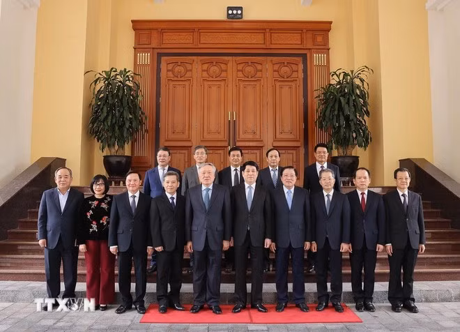 Chủ tịch nước Lương Cường và các thành viên Ban Chỉ đạo cải cách Tư pháp Trung ương. Ảnh: Lâm Khánh/TTXVN