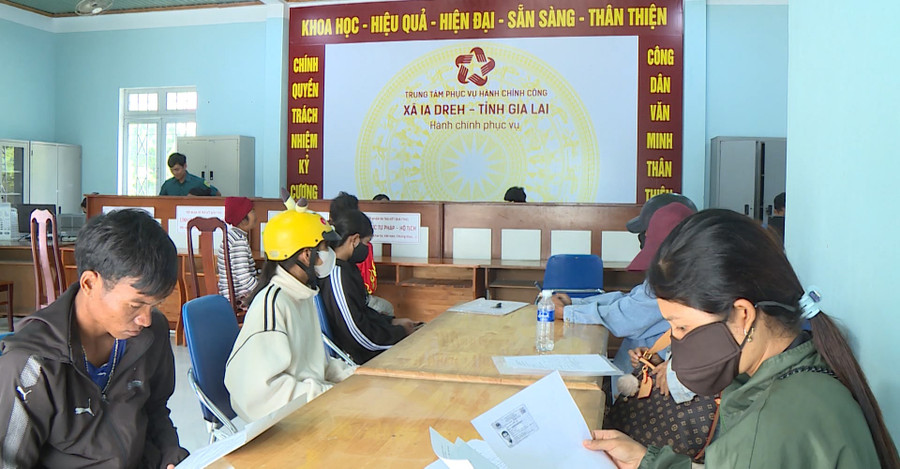 Người dân đến làm thủ tục hành chính tại Trung tâm Phục vụ Hành chính công xã Ia Dreh. Ảnh: Sơn Trung nguoi-dan-lam-thu-tuc.jpg