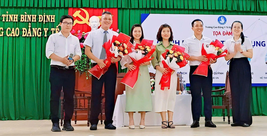 Câu lạc bộ Dược (Trường Cao đẳng Y tế Gia Lai) phối hợp tổ chức hoạt động liên quan đến chuyên ngành, củng cố kiến thức, nâng cao kỹ năng cho sinh viên. Ảnh: ĐVCC. cau-lac-bo-duoc.jpg
