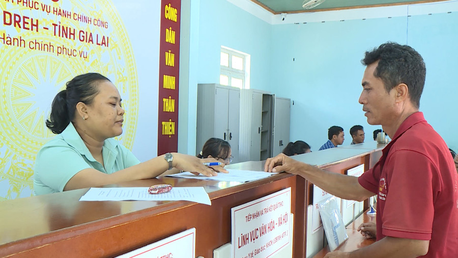 Công chức Trung tâm Phục vụ hành chính công xã Ia Dreh luôn nhiệt tình hướng dẫn người dân đến giải quyết thủ tục hành chính. Ảnh: Sơn Trung cai-cach-hanh-chinh.jpg