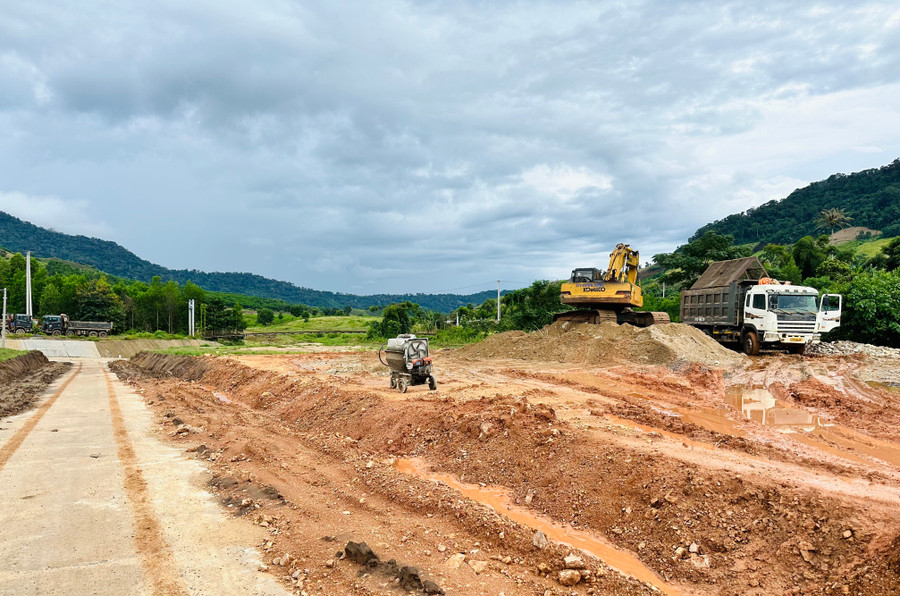 Nhà thầu tăng cường thêm máy móc, thiết bị xây dựng các hạng mục còn lại tại dự án sắp xếp, bố trí, ổn định dân cư làng Tăng Lăng. Ảnh: D.Đ xay-dung-dan-cu.jpg