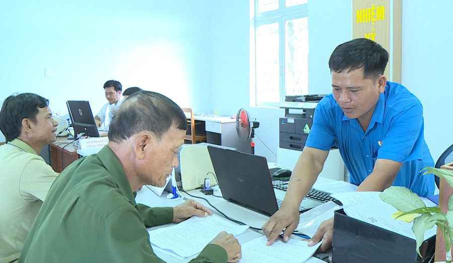 Công chức Trung tâm Phục vụ Hành chính công xã Uar hướng dẫn người dân kê khai giấy tờ. Ảnh: Sơn Trung cong-chuc-huong-dan.jpg