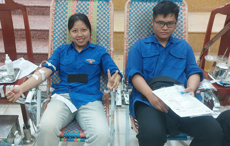 Sinh viên Trường Cao đẳng Kỹ thuật Công nghệ Quy Nhơn tham gia hiến máu tình nguyện. Ảnh: ĐVCC hien-mau.jpg