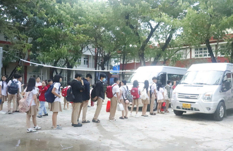 Trường Tiểu học, THCS và THPT iSchool Quy Nhơn (phường Quy Nhơn Bắc) tổ chức đưa đón học sinh. Ảnh: Hồ Điểm don-hoc-sinh-den-truong.jpg
