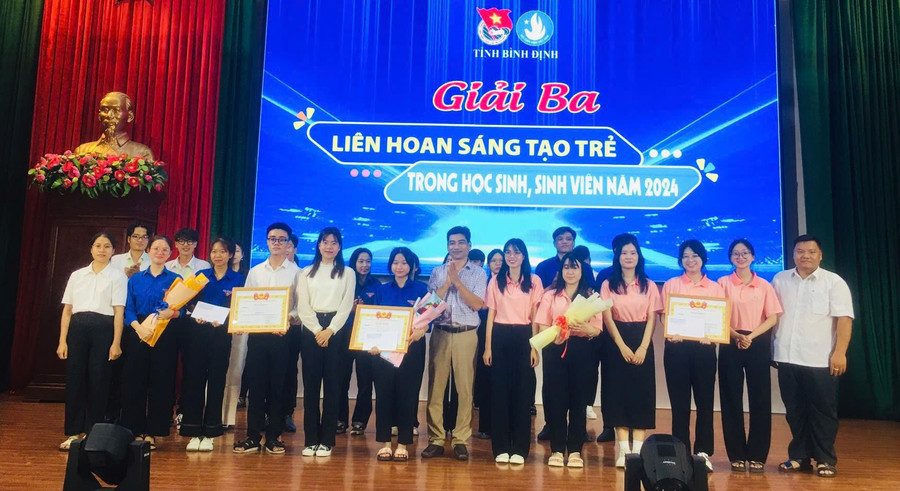 Sinh viên Đào Lệ Quyên (thứ 6 từ trái sang)-Thành viên câu lạc bộ Khởi nghiệp (Trường Cao đẳng Cơ điện-Xây dựng và Nông lâm Trung Bộ) nhận giải tại Liên hoan sáng tạo trẻ trong học sinh, sinh viên. Ảnh: ĐVCC tham-gia-lien-hoan.jpg
