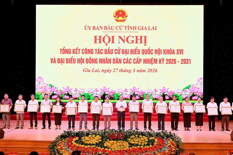 pho-bi-thu-thuong-truc-tinh-uy-chu-tich-hdnd-tinh-pho-chu-tich-uy-ban-bau-cu-tinh-rah-lan-chung-trao-bang-khen-cho-cac-tap-the-duc-thuy.jpg