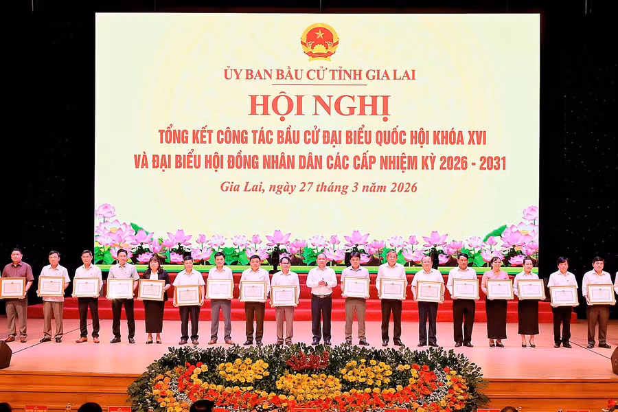 pho-bi-thu-thuong-truc-tinh-uy-chu-tich-hdnd-tinh-pho-chu-tich-uy-ban-bau-cu-tinh-rah-lan-chung-trao-bang-khen-cho-cac-tap-the-duc-thuy.jpg