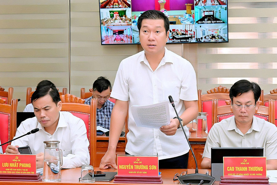 Giám đốc Sở Xây dựng Nguyễn Trường Sơn báo cáo tiến độ công tác chuẩn bị Dự án Đường sắt tốc độ cao trên trục Bắc-Nam qua địa bàn tỉnh Gia Lai. Ảnh: Đức Thụy nguyentruongson.jpg