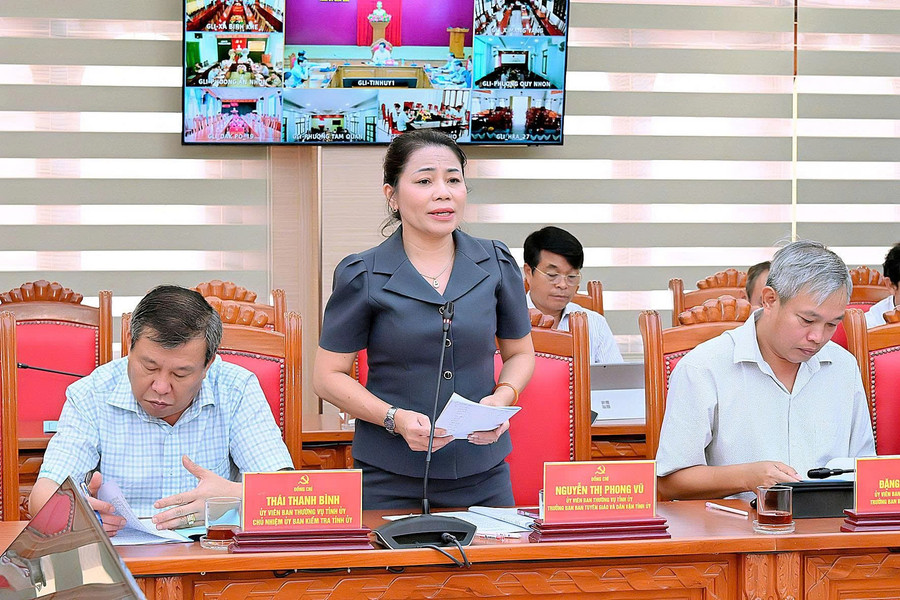 Trưởng ban Tuyên giáo và Dân vận Tỉnh ủy Nguyễn Thị Phong Vũ phát biểu tại phiên họp. Ảnh: Đức Thụy nguyenthiphogvu.jpg