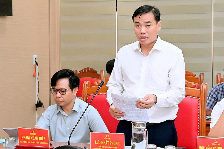 Ông Lưu Nhất Phong-Giám đốc Ban Quản lý dự án các công trình giao thông và dân dụng tỉnh báo cáo công tác chuẩn bị Dự án cao tốc Quy Nhơn-Pleiku. Ảnh: Đức Thụy luunhatphong.jpg