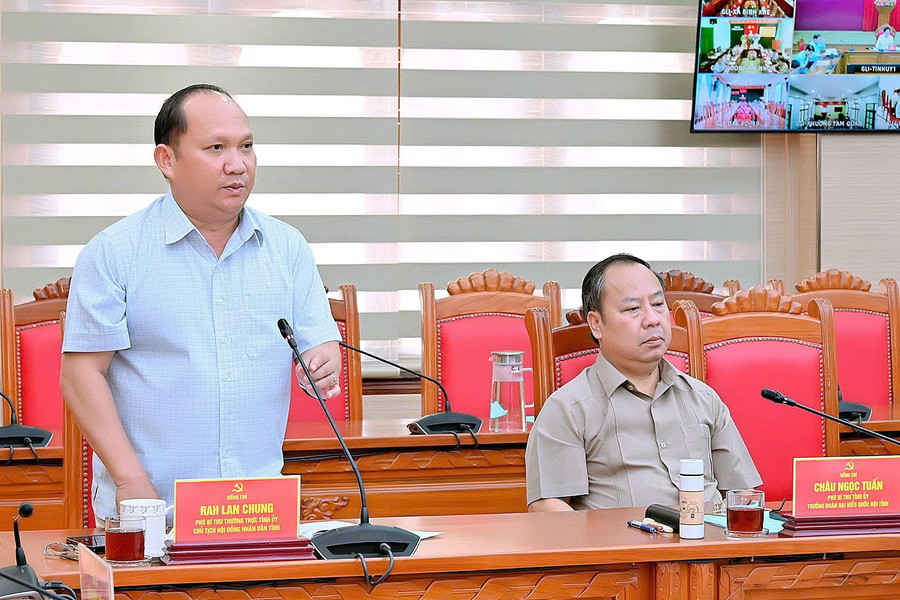 Phó Bí thư Thường trực Tỉnh ủy, Chủ tịch HĐND tỉnh Rah Lan Chung phát biểu tại phiên họp. Ảnh: Đức Thụy rahlanchung.jpg