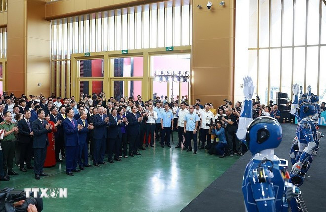 Generalsekretär To Lam und Premierminister Pham Minh Chinh besuchen die Ausstellung der Errungenschaften des Landes im Vietnam Exhibition Center. (Foto: Duong Giang/VNA) Tổng Bí thư Tô Lâm và Thủ tướng Phạm Minh Chính tham quan trưng bày thành tựu của đất nước tại Trung tâm Triển lãm Việt Nam. (Ảnh: Dương Giang/TTXVN)
