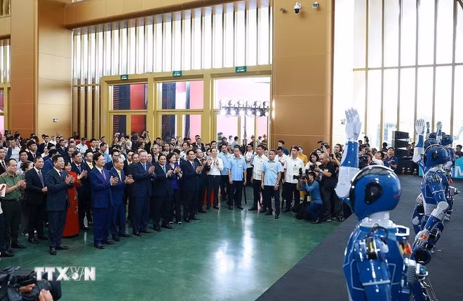 Tổng Bí thư Tô Lâm và Thủ tướng Phạm Minh Chính tham quan trưng bày thành tựu của đất nước tại Trung tâm Triển lãm Việt Nam. (Ảnh: Dương Giang/TTXVN)