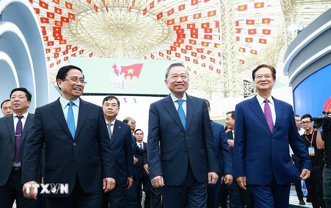 Generalsekretär To Lam und Premierminister Pham Minh Chinh besuchen die Ausstellung der Errungenschaften des Landes im Vietnam Exhibition Center. (Foto: Duong Giang/VNA) Tổng Bí thư Tô Lâm và Thủ tướng Phạm Minh Chính tham quan trưng bày thành tựu của đất nước tại Trung tâm Triển lãm Việt Nam. (Ảnh: Dương Giang/TTXVN)
