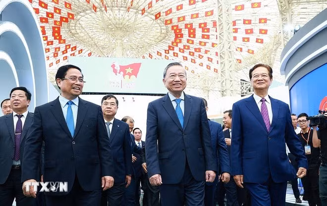 Tổng Bí thư Tô Lâm và Thủ tướng Phạm Minh Chính tham quan trưng bày thành tựu của đất nước tại Trung tâm Triển lãm Việt Nam. (Ảnh: Dương Giang/TTXVN)