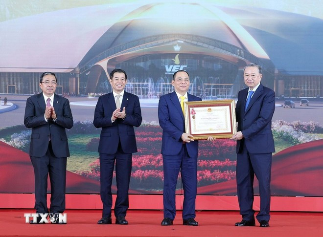 Generalsekretär To Lam überreicht der Vingroup Corporation – Joint Stock Company die First Class Labor Medal. (Foto: Thong Nhat/VNA) Tổng Bí thư Tô Lâm trao tặng Huân chương Lao động hạng Nhất cho Tập đoàn Vingroup - Công ty CP. (Ảnh: Thống Nhất/TTXVN)