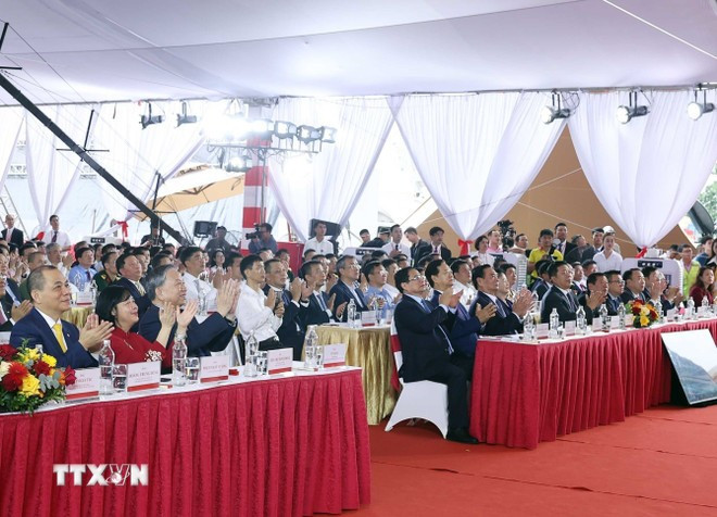 Generalsekretär To Lam und Premierminister Pham Minh Chinh nahmen an der Veranstaltung im Vietnam Exhibition Center teil und leiteten sie. (Foto: Thong Nhat/VNA) Tổng Bí thư Tô Lâm, Thủ tướng Phạm Minh Chính dự và chủ trì tại điểm cầu Trung tâm Triển lãm Việt Nam. (Ảnh: Thống Nhất/TTXVN)