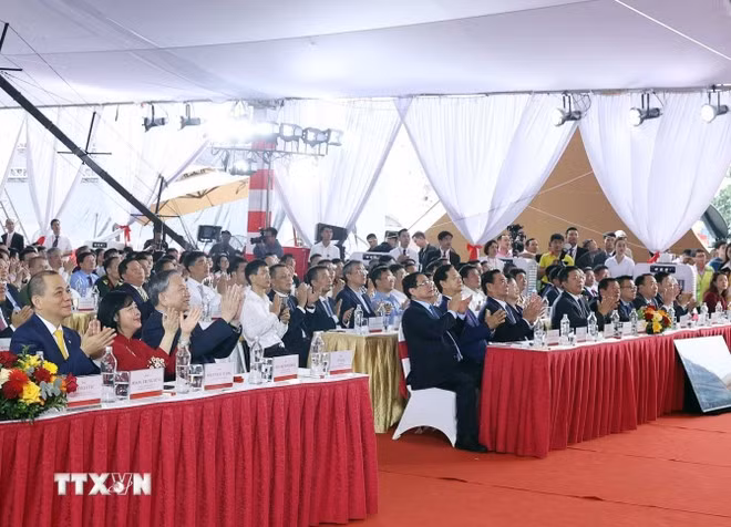 Tổng Bí thư Tô Lâm, Thủ tướng Phạm Minh Chính dự và chủ trì tại điểm cầu Trung tâm Triển lãm Việt Nam. (Ảnh: Thống Nhất/TTXVN)