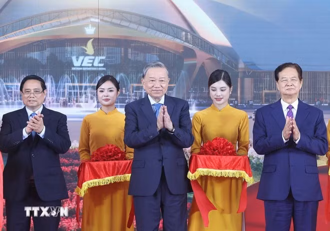 Tổng Bí thư Tô Lâm và Thủ tướng Phạm Minh Chính và các đại biểu khởi công, khánh thành các dự án, công trình trên 34 tỉnh, thành phố trên cả nước. (Ảnh: Thống Nhất/TTXVN)