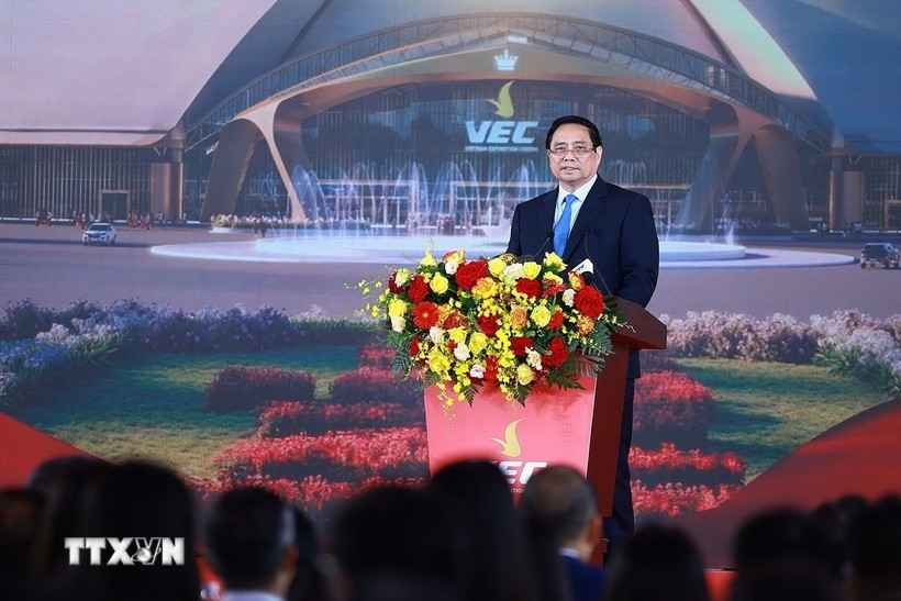 Premierminister Pham Minh Chinh spricht bei der Grundsteinlegung und Eröffnungszeremonie von 250 Projekten und Werken in 34 Provinzen und Städten des Landes. (Foto: Duong Giang/VNA) tt.jpg