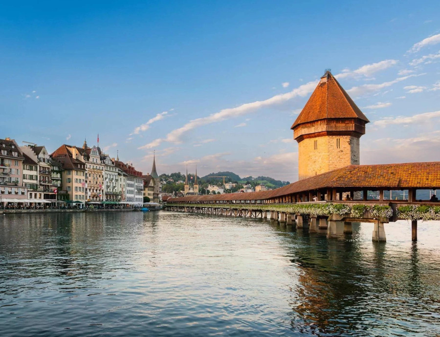 Được xây dựng: Khoảng năm 1333 (và 1993-1994). Việc cầu gỗ Chapel (hay còn gọi là Kapellbrücke) ở Lucerne vẫn còn đứng vững đến ngày nay là một kỳ tích đáng kinh ngạc. Cây cầu đi bộ dài 205 mét, bắc chéo qua sông Reuss, đã sống sót qua các trận lũ lụt, sự thu hẹp và những lời kêu gọi phá hủy trong hơn 650 năm - và cả một vụ hỏa hoạn năm 1993 phá hủy nhiều bức tranh trên trần nhà. Địa danh nổi tiếng của Thụy Sĩ này thu hút hàng triệu du khách mỗi năm