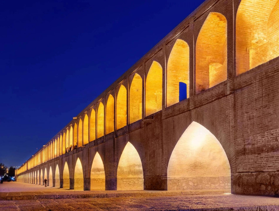 Xây dựng: Năm 1599-1603. Cầu Allahverdi Khan ở thành phố Isfahan có 33 vòm bắc qua sông Zayanderud. Lối đi bộ phía trên cho phép ngắm nhìn toàn cảnh sông, trong khi tầng dưới đóng vai trò là không gian sinh hoạt chung để thư giãn. Cây cầu vòm đá nhiều tầng dài gần 300 mét này đặc biệt lộng lẫy khi được thắp sáng vào ban đêm, tỏa sáng màu vàng dưới những đường cắt nhọn