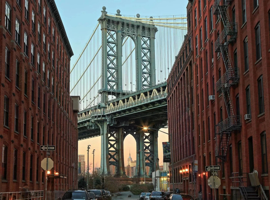 Được xây dựng: Năm 1869-1883. Cây cầu treo dài khoảng 1.800 mét nối liền quận Brooklyn với khu Lower Manhattan có những mái vòm đá kiểu Gothic được bao quanh bởi các tòa nhà gạch đỏ của khu DUMBO. Một cuộc dạo bộ dọc theo lối đi bộ trên cầu bắc qua sông East River mang đến những khung cảnh ngoạn mục của đường chân trời cả ngày lẫn đêm