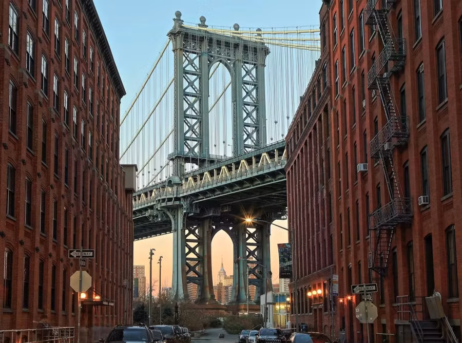 Được xây dựng: Năm 1869-1883. Cây cầu treo dài khoảng 1.800 mét nối liền quận Brooklyn với khu Lower Manhattan có những mái vòm đá kiểu Gothic được bao quanh bởi các tòa nhà gạch đỏ của khu DUMBO. Một cuộc dạo bộ dọc theo lối đi bộ trên cầu bắc qua sông East River mang đến những khung cảnh ngoạn mục của đường chân trời cả ngày lẫn đêm