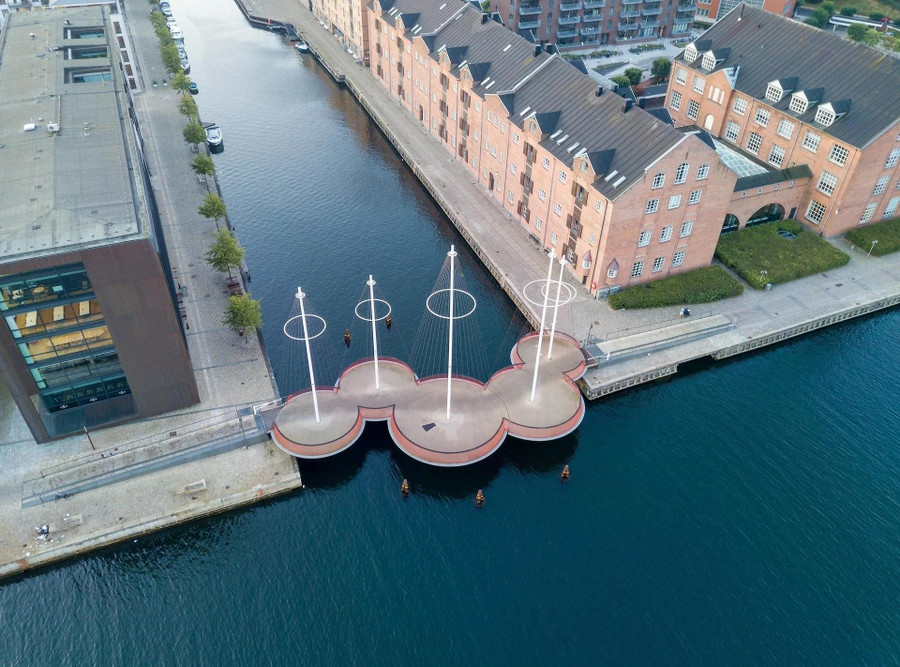 Xây dựng: Năm 2015. Cầu Cirkelbroen ở Copenhagen, được biết đến với tên gọi "Cầu Vòng tròn", bao gồm năm bệ gỗ tròn với những cột buồm mảnh mai, gợi lên hình bóng những con tàu neo đậu trong bến cảng. Cầu có thể xoay để cho phép các thuyền đi qua kênh Christianshavn