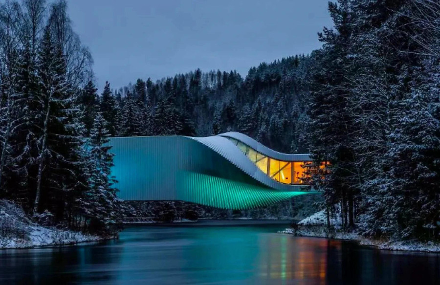 Được xây dựng: Năm 2019. Sự đổi mới của thế kỷ 20 đã tạo ra Cầu Xoắn và phòng trưng bày bên trong Công viên Điêu khắc Kistefos ở Jevnaker, Na Uy. Tác phẩm điêu khắc dài 60 mét này biến những đường thẳng làm từ nhôm và gỗ thành ảo ảnh của những đường cong giống như một bộ bài được xòe ra bắc ngang sông Randselva. Cầu Xoắn, vừa là bảo tàng vừa là một cây cầu, cũng nằm trong danh sách những công trình kiến trúc đẹp nhất thế giới