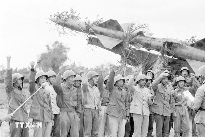 Tiểu đoàn 53, bộ đội tên lửa thể hiện quyết tâm không ngừng nâng cao tinh thần cảnh giác, đập tan mọi âm mưu mới của đế quốc Mỹ. Ảnh: Vũ Tạo/TTXVN