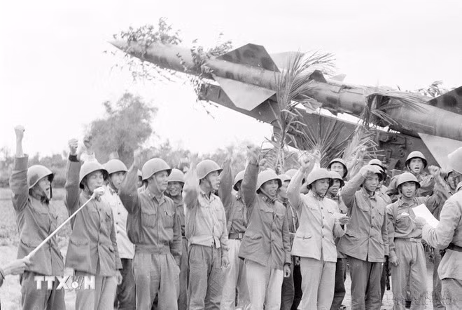 Tiểu đoàn 53, bộ đội tên lửa thể hiện quyết tâm không ngừng nâng cao tinh thần cảnh giác, đập tan mọi âm mưu mới của đế quốc Mỹ. Ảnh: Vũ Tạo/TTXVN