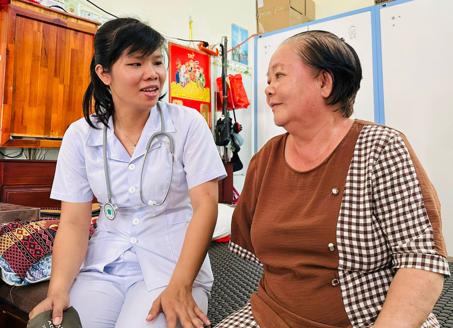 Chị Văn Thị Thúy Điểm thường xuyên thăm hỏi sức khỏe các cụ trong ngày. Ảnh: T.Y 2-diem.jpg