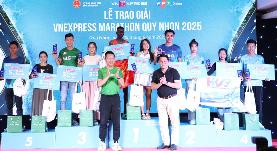 Là “cánh chim đầu đàn” của điền kinh Bình Định (cũ), Phạm Thị Hồng Lệ đã gặt hái nhiều thành tích nổi bật trong gần một thập kỷ qua tại các giải vô địch quốc gia và đấu trường SEA Games. Trong ảnh: Phạm Thị Hồng Lệ vô địch cự ly full marathon tại VnExpress Marathon Quy Nhon 2025. Ảnh: H.V 42.jpg