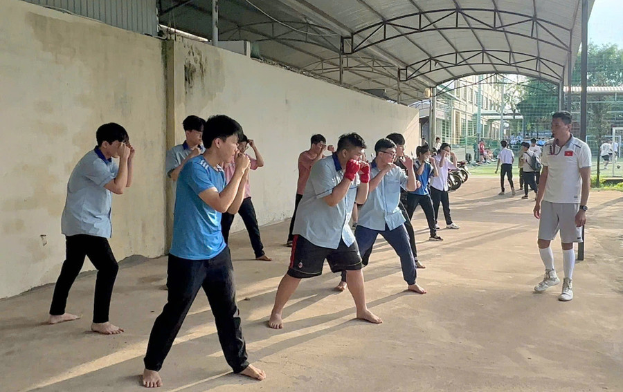 CLB boxing Trường THPT Chi Lăng thu hút nhiều em học sinh tham gia. Ảnh: R'Ô H .OK 52-1.jpg