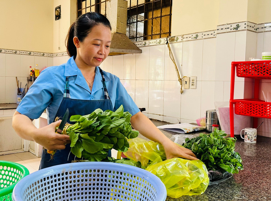 Chị Phan Thị Kim Chi chuẩn bị bữa trưa cho các cụ. Ảnh: T.Y 3-chi.jpg