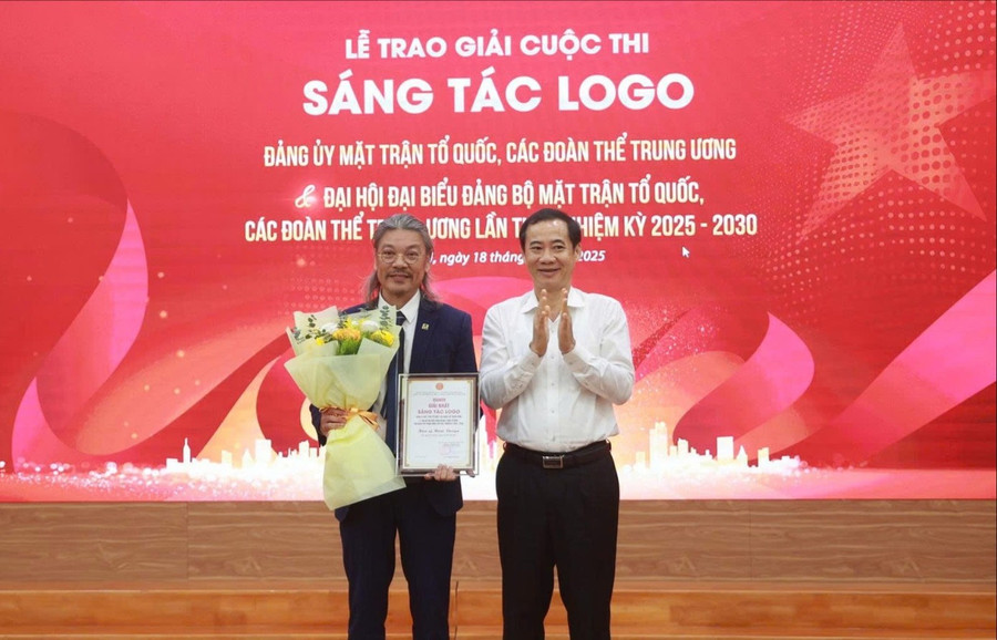 Ông Nguyễn Thái Học, Phó Bí thư Đảng ủy MTTQ, các đoàn thể Trung ương, trao giải nhất cho tác giả Hoài Design. Ảnh: PV. Ông Nguyễn Thái Học, Phó Bí thư Đảng ủy MTTQ, các đoàn thể Trung ương, trao giải nhất cho tác giả Hoài Design. Ảnh: PV.