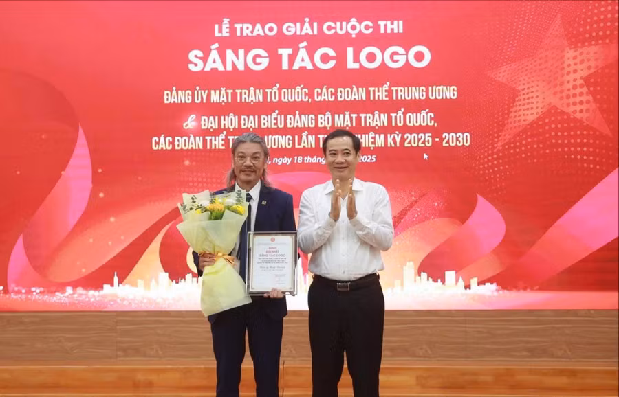 Ông Nguyễn Thái Học, Phó Bí thư Đảng ủy MTTQ, các đoàn thể Trung ương, trao giải nhất cho tác giả Hoài Design. Ảnh: PV.