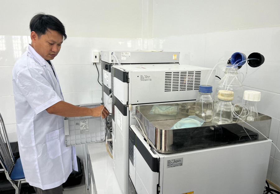 Nhân viên Trung tâm Phân tích và Đo lường chất lượng tỉnh hỗ trợ Công ty TNHH Đầu tư tổng hợp Thiên Phúc áp dụng hệ thống quản lý chất lượng ISO 9001:2015. Ảnh: Thế Vương nhan-vien-trung-tam.jpg