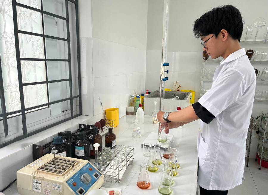 Nhân viên Trung tâm Phân tích và Đo lường chất lượng tỉnh Gia Lai chuẩn bị mẫu cho thử nghiệm. Ảnh: Thế Vương chuan-bi-mau-thu-nghiem.jpg