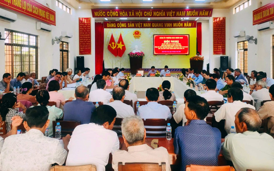 Het Hoai Nhon Nam Ward Party Committee hield een conferentie om het werk van de afgelopen negen maanden te evalueren en taken uit te voeren voor het vierde kwartaal van 2025. Foto: DVCC so-ket-hoi-nghi.jpg